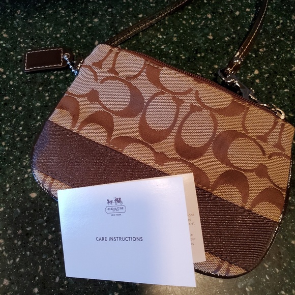 Coach Handbags - Coach wristlet